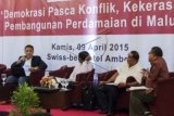 Peneliti senior Direktur Eksekutif The Habibie Centre Hasan Ansori (kiri) bersama komisioner KPUD Provinsi Maluku La Alwi (kedua kiri), pengamat politik dari Universitas Pattimura Ambon Victor Ruhunlella (kedua kanan) dan Direktur Institut Tifa Damai Maluku Justus Pattipawae (kanan) membedah buku Demokrasi Pasca Konflik, Kekerasan dan Pembangunan Perdamaian di Maluku, pada seminar tentang Demokrasi dan Pembangunan Perdamaian di Ambon, Maluku, Kamis (9/4). Berdasarkan hasil kajian lembaganya, Direktur Eksekutif The Habibie Centre Rohimah menyebut Maluku adalah sebuah laboratorium besar bagi pembangunan perdamaian di Indonesia, karena selalu memberikan pembelajaran tentang keberhasilan proses pembangunan pedamaian selama ini. ANTARA FOTO/Embong Salampessy/ed/Spt/15.