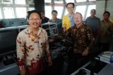 Wakil Gubernur Kalbar, Christiandy Sanjaya (kiri) bersama Atase Ekonomi Kedutaan Besar Belanda, Siebe Schuur (keempat kanan) dan Presiden Direktur PT Steadfest Marine, Eddy Kurniawan Logam (ketiga kiri), meninjau ruang navigasi usai acara serah terima kapal keruk MV Barito Equator senilai 16,7 juta Euro, di Batu Layang, Pontianak, Sabtu (11/4). PT Steadfast Marine, perusahaan galangan kapal nasional yang berbasis di Pontianak tersebut, melakukan serah terima kapal keruk MV Barito Equator atau Trailing Suction Hopper Dredger TSHD-2500 berkapasitas 2.800 ton kepada perusahaan kapal asal Belanda, Damen Shipyard. ANTARA FOTO/Jessica Helena Wuysang/ss/ama/15