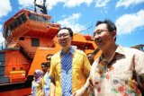 Wakil Gubernur Kalbar, Christiandy Sanjaya (kanan) bersama Presiden Direktur PT Steadfest Marine, Eddy Kurniawan Logam (KEdua kanan), melakukan peninjauan usai acara serah terima kapal keruk MV Barito Equator senilai 16,7 juta Euro, di Batu Layang, Pontianak, Sabtu (11/4). PT Steadfast Marine, perusahaan galangan kapal nasional yang berbasis di Pontianak tersebut, melakukan serah terima kapal keruk MV Barito Equator atau Trailing Suction Hopper Dredger TSHD-2500 berkapasitas 2.800 ton kepada perusahaan kapal asal Belanda, Damen Shipyard. ANTARA FOTO/Jessica Helena Wuysang/ss/ama/15