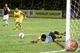 Kiper Persegres Gresik United M Ridwan berhasil menghalau bola yang mengancam gawangnya disaksikan pemain Barito Putera Mushafry saat kedua tim bertanding pada QNB League 2015 di stadion 17 Mei Banjarmasin, Sabtu (11/4). Barito Putera harus mengakui keunggulan Persegres Gresik United dengan skor 0-1 melaluu gol Herman Dzumafo di menit 14. Foto Antaranews Kalsel/Herry Murdy Hermawan