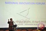 Presiden Joko Widodo memberikan pidato saat pembukaan National Innovation Forum 2015 di Puspiptek, Serpong, Tangerang, Senin (13/4). National Innovation Forum Tahun 2015 yang diselenggarakan oleh Kementerian Riset, Teknologi, dan Pendidikan Tinggi itu bertujuan untuk mempromosikan hasil-hasil riset dari lembaga litbang dan perguruan tinggi kepada dunia usaha dan masyarakat. ANTARA FOTO/Yudhi Mahatma/wdy/15.