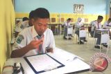 Sejumlah siswa SMA Negeri 1 Sangatta Utara, Kabupaten Kutai Timur, Kalimantan Timur, terlihat serius saat mengisi lembar jawaban Ujian Nasional 2015, Senin. UN SMA atau sederajat di Kutai Timur tahun 2015 diikuti 4.383 orang peserta. (ANTARA Kaltim/Adi Sagaria)