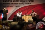 Wakil Presiden Jusuf Kalla (kiri) menjawab pertanyaan seusai memberikan pidato pembuka saat seminar Indonesia dan Diversifikasi Energi, Menentukan Arah Kebijakan Energi Indonesia di Jakarta, Selasa (14/4). Menurut Jusuf Kalla, energi terbaik yang harus digunakan saat ini adalah penghematan dan pelestarian lingkungan. ANTARA FOTO/M Agung Rajasa/wdy/15.