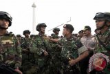 Panglima TNI Jenderal TNI Moeldoko (ketiga kanan) didampingi Wakapolri Komjen Pol Badrodin Haiti (kedua kanan) mengecek kesiapan prajurit dalam apel gelar pasukan pengamanan KTT Asia-Afrika di Silang Monas, Jakarta, Rabu (15/4). Apel yang diikuti ribuan personel TNI dan Polri tersebut untuk memastikan kesiapan pengamanan KTT Asia-Afrika ke-60 yang akan berlangsung pada 18-24 April di Jakarta serta Bandung. ANTARA FOTO/Sigid Kurniawan/wdy/15.