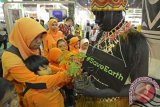 Pengunjung mengamati peraga kampanye lingkungan saat pameran 'Indogreen Forestry Expo 2015' di Jakarta, Rabu (15/4). Pameran itu rutin yang telah dilakukan tujuh kali itu menampilkan beragam produksi hasil hutan. ANTARA FOTO/Fanny Octavianus/wdy/15.