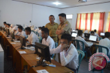 Bupati Bone Bolango Hamim Pou saat meninjau pelaksanaan hari kedua Ujian Nasional berbasis online atau Computer Based Test (CBT) di SMK 1 Suwawa.