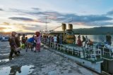 Sejumlah warga menaiki kapal motor yang akan berangkat dari Pulau Saparua ke Pulau Ambon, di Pelabuhan Desa Haria, Kecamatan Pulau Saparua, Kabupaten Maluku Tengah, Maluku, Kamis (16/4). Provinsi Maluku yang merupakan wilayah kepulauan dan memiliki luas wilayah 93 persen laut serta tujuh persen daratan harus menyediakan lebih banyak kapal penumpang dan kapal barang. Menteri Perhubungan Ignasius Jonan berjanji menambah kapal perintis supaya bisa melayani masyarakat yang tinggal di pulau-pulau ketika datang ke Ambon bulan Desember 2014. ANTARA FOTO/Embong Salampessy/Rei/Spt/15.