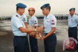 Danlanud Atang Sendjaja (Ats) Marsma TNI Dedy Permadi SE MMDS, memberikan bingkisan sisa hasil usaha (SHU) Pukopau Lanud Ats kepada salah seorang perwakilan, di Main Apron, selepas upacara pengibaran bendera Merah Putih, Jumat (17/4). (Antara Foto/Pentak Ats). 