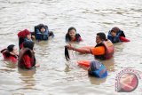 Anggota Basarnas memberikan materi peserta Kartini Water Rescue 2015 Universitas Lambung Mangkurat saat Simulasi Penyelamatan di Air di Sungai Martapura Banjarmasin, Sabtu (18/4).  Basarnas Banjarmasin mensosialisasikan metode penyelamatan di air kepada siswa dan mahasiswa di Kalimantan Selatan. ANTARAFOTO/HERRY MURDY HERMAWAN