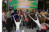 Pangdam Serahkan Traktor Kepada Petani Poso 