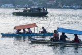 Sejumlah peserta aksi gerakan peduli Teluk Ambon, mengangkat sampah menggunakan jaring dan peralatan lainnya, dari atas perahu maupun speedboat di Ambon, Maluku, Sabtu (18/4). Aksi peduli Teluk Ambon ini digelar civitas akademika Universitas Pattimura Ambon untuk mendukung program tahun kunjungan wisata "Mangente Ambon' 2015. ANTARA FOTO/Embong Salampessy/Rei/15.