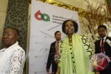 Menlu Afrika Selatan Maite Emily Nkoana (kedua kanan) bersiap mengikuti sidang pleno kedua dalam Pertemuan Tingkat Menteri Asia Afrika di Jakarta Convention Center, Senin (20/4). Menlu Afsel Maite Emily menandatangani nota kesepahaman dengan Indonesia dalam sejumlah bidang. ANTARAFOTO/Fanny Octavianus/wdy/15.