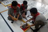 Satu tim peserta tingkat SMP mengoperasikan robot pada "Java Robot Contest 2015" di Politeknik Elektronika Negeri Surabaya (PENS), Surabaya, Jawa Timur, Minggu (19/4). Kompetisi robotika yang mengangkat tema "Suroboyo: Sinau Robot lan Budoyo" diikuti peserta dari tingkat nasional dari jenjang pendidikan SD, SMP, dan SMA sebanyak 127 tim tersebut bertujuan untuk mengenal permainan tradisional pada perkembangan teknologi saat ini. ANTARA FOTO/M Risyal Hidayat/Rei/nz/15.