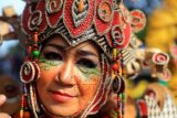 Model dari Komunitas Rekso Estuning Dumadi Batik (RED Batik) Solo menampilkan kostum karnaval berbahan alam yang didesain dengan konsep tokoh pewayangan saat Car Free Day di sepanjang Jalan Slamet Riyadi, Solo, Jawa Tengah, Minggu (19/4). Komunitas RED Batik Solo bakal menampilkan sebanyak 17 kostum tersebut dalam even karnaval Internasional 60th Konferensi Asia Afrika (KAA) di Bandung, Jumat (24/4) mendatang. ANTARA FOTO/Maulana Surya/Rei/nz/15.
