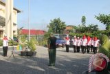 Kepala Badan Narkotika Nasional Kota (BNNK) Banjarmasin, AKBP Ilyas S,sos menjadi pembina apel di kecamatan Banjarmasin Tengah, Senin (20/4) sekaligus sosialisasi dengan materi Undang-Undang Nomor 35 Tahun 2009 ttg Narkotika , Dampak penyalahgunaan narkoba dan program rehabilitasi BNN. (Foto Antaranews Kalsel/BNNK)