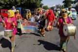 Sejumlah siswa Taman Kanak-kanak didampingi gurunya melakukan pawai di jalan mengenakan pakaian adat saat memperingati hari Kartini di Makassar, Sulawesi Selatan, Selasa (21/4). Kegiatan tersebut selain memperingati hari Kartini juga sebagai media untuk lebih mengenal budaya nusantara sejak dini kepada anak-anak. ANTARA FOTO/Abriawan Abhe/Rei/ama/15.