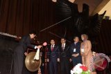Presiden Joko Widodo, didampingi Ketua DPR Setya Novanto (kedua kiri), Wakil Ketua DPR Fadli Zon (tengah) dan Fachri Hamzah (kedua kanan) serta Ketua Badan Kerja Sama Antar-Parlemen Nurhayati Ali Assegaf (kanan), memukul gong membuka Konferensi Parlemen Asia Afrika di Gedung Nusantara, Kompleks Parlemen, Senayan, Jakarta, Kamis (23/4). Konferensi yang diselenggarakan sebagai salah satu rangkaian peringatan 60 tahun Konferensi Asia Afrika itu mengagendakan antara lain pembahasan pembangunan pasca-2015, Kemitraan Strategis Asia-Afrika Baru (NAASP) dan pengakuan terhadap Palestina. ANTARA FOTO/Ismar Patrizki/wdy/15.
