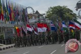 Pasukan pembawa bendera negara peserta melintas di Jalan Asia Afrika ketika dilakukan gladi bersih peringatan ke-60 Tahun Konferensi Asia Afrika Tahun 2015 di Bandung, Jawa Barat, Kamis (23/4). Berbagai persiapan terus dilakukan untuk lancarnya acara puncak Peringatan ke-60 KAA yang akan berlangsung di Bandung pada tanggal 24 April. ANTARA FOTO/aacc2015/Widodo S. Jusuf/wdy/15.