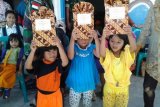 Anak-anak dari PAUD menerima hadiah lomba dalam rangka Hari Kartini. (Foto Wahyu Widayati/istimewa)