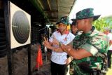 Gubernur Maluku Said Assagaff (kedua dari kanan) menyimak penjelasan pengawas jalur saat mengikuti kejuaraan menembak Piala Gubernur Maluku yang berlangsung di Lapangan Tembak Batalyon Infanteri (Yonif) 733/Raider, Ambon, Maluku, Kamis (23/4). Kejuaraan yang digelar Pengurus Provinsi Persatuan Menembak Sasaran dan Berburu Seluruh Indonesia (Pengprov Perbakin) Maluku diikuti puluhan peserta, melombakan kategori menembak pistol eksekutif dan kategori menembak pistol umum. ANTARA FOTO/izaac mulyawan/ed/mes/15