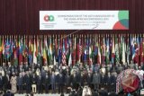 Para kepala negara dan kepala pemerintahan beserta pemimpin delegasi negara-negara Asia Afrika berfoto bersama pada acara Peringatan ke-60 tahun Konferensi Asia Afrika (KAA) di Gedung Merdeka, Bandung, Jawa Barat, Jumat (24/4). ANTARA FOTO/AACC2015/M Agung Rajasa/wdy/15.