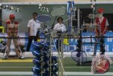 Sejumlah peserta mengendalikan robot buatannya saat bertanding dalam Kontes Robot Indonesia (KRI) di Universitas Budlihur, Jakarta, Jumat (24/4). Sebanyak dua puluh empat tim dari perguruan tinggi yang memenuhi persyaratan dan lolos seleksi regional turut berpartisipasi dalam kegiatan Nasional tersebut dengan tujuan untuk membudayakan iklim kompetitif dilingkungan perguruan tinggi. ANTARA FOTO/Rivan Awal Lingga/wdy/15