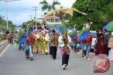 Kafilan MTQN dari Tanah Laut mengikuti pawai Taaruf dalam pembukaan MTQ XXVIII Tingkat Provinsi Kalimantan Selatan di Kabupaten Balangan, Senin (20/4).Kafilah Kabupaten Tanah Laut berhasil meraih juara kedua untuk pawai taaruf dan juara ketiga untuk pameran atau bazar di ajang MTQ Tingkat Provinsi Kalsel. Foto : Antaranews Kalsel/Humas Tanah Laut/C.
