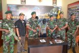 Komandan Satgas Pamtas Yonif Linud 433/Julu Siri, Letkol Inf Agustatius Sitepu (ketiga kiri) saat menggelar jumpa pers di Markas Komando Taktis Satgas Pamtas Jalan Fatahillah Kabupaten Nunukan, Kaltara, Sabtu (25/4). Prajurit satgas pamtas berhasil menangkap dua pengedar narkoba jenis sabu-sabu yang diperoleh dari Malaysia dengan barang bukti sebanyak enam paket siap edar di Pulau Sebatik, Nunukan. ANTARA FOTO/M Rusman/ss/pd/15.