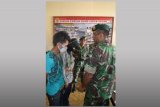 Komandan Satgas Pamtas Yonif Linud 433/Julu Siri, Letkol Inf Agustatius Sitepu (kanan) menginterogasi dua pelaku narkoba jenis sabu-sabu sebelum digelar jumpa pers di Markas Komando Taktis Satgas Pamtas Jalan Fatahillah Kabupaten Nunukan, Kaltara, Sabtu (25/4). Prajurit satgas pamtas berhasil menangkap dua pengedar narkoba jenis sabu-sabu yang diperoleh dari Malaysia dengan barang bukti sebanyak enam paket siap edar di Pulau Sebatik, Nunukan. ANTARA FOTO/M Rusman/ss/pd/15