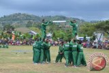 Sejumlah anggota Yonif 715 mempertunjukkan kebolehan bela diri saat HUT Kabupaten Gorontalo, Minggu (26/4)