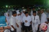 Mantan anggota DPR RI dan juga dikenal pelawak nasional Qomar sengaja diundang Bupati Gorontalo Utara Indra Yasin memberikan tauziah ke warga setempat (foto adv/Susanti Sako)