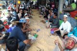Ratusan orang relawan sibuk menyiapkan ribuan bungkus nasi untuk jemaah Haul ke-10 Guru Sekumpul atau Tuan Guru Zaini Abdul Ghani di Gang Taufik Sekumpul Martapura, Kalimantan Selatan, Minggu (26/4).Pengawas Lapangan Dapur Umum, Abah Johan mengatakan, pada haul tersebut panitia menyembelih 36 ekor sapi dan memasak 600 kaleng beras di dapur umum. Foto : Antaranews Kalsel/Abdul Hakim Muhidin. 