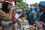 Puluhan tim pengerak PKK dari sembilan Kecamatan dalam Kabupaten Aceh Barat Daya, Senin (27/04) tergambar sedang mengikuti lomba memasak. Acara yang di gelar di halaman gedung PKK setempat dalam rangka menciptakan menu bernutrisi dan bergizi untuk generasi penerus bangsa. ANTARAACEH.COM/Suprian