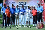 PT Bank Pembangunan Daerah Kalimantan Barat (Bank Kalbar) kini berusia yang ke-51. Sejumlah kegiatan dilaksanakan untuk memeriahkan HUT Bank Kalbar. Diantaranya balap sepeda, turnamen golf serta pembagian hadiah kepada nasabah yang beruntung. Foto bersama Dirut Bank Kalbar Sudirman HMY dengan sejumlah tokoh masyarakat saat turnamen golf.