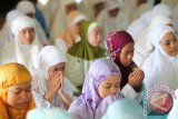 Sejumlah siswa Madrasah Tsanawiyah mengikuti salat hajat menjelang ujian nasional di Masjid Jami Sungai Jingah Banjarmasin, Selasa (28/4). Sebanyak 2.492 siswa madrasah tsanawiyah mengikuti UN 2015 di kota Banjarmasin yang akan di gelar pada 4-7 Mei mendatang. Foto Antaranews Kalsel/Herry Murdy Hermawan