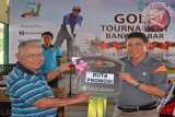 Dirut Bank Kalbar Sudirman HMY menyerahkan hadiah secara simbolis kepada mantan Bupati Sanggau Setiman H Sudin di ajang Turnamen Golf memperingati HUT ke-51 Bank Kalbar. Bank Kalbar menggelar Turnamen Golf untuk memperingati HUT ke-51 bank yang sahamnya dimiliki pemerintah daerah se-Kalbar itu. Selain turnamen golf, juga balap sepeda dengan rute Pontianak - Bengkayang - Singkawang - Pontianak. 