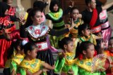 Sejumlah penari membawakan tarian bersama saat
memperingati Hari Tari Dunia 2015 di Taman Budaya
Kalimantan Selatan di Banjarmasin, Rabu (29/4). Sebanyak
sebelas sanggar tari di Banjarmasin berpartisipasi dalam
kegiatan itu. Foto Antaranews Kalsel/Herry Murdy Hermawan