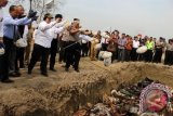 Menteri Lingkungan Hidup dan Kehutanan Siti Nurbaya (tengah) memusnahkan hewan trenggiling (manis javanica) sitaan, di Medan, Sumatera Utara, Rabu (29/4). Sebanyak 5 ton daging Trenggiling tanpa sisik beku senilai Rp 18,4 milyar tersebut berhasil disita petugas Bareskrim Polri serta BBKSDA Sumut dan Wildlife Conversation Society (WCS) saat akan diselundupkan ke Malaysia. ANTARA FOTO/Septianda Perdana/wdy/15.