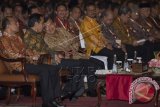 Presiden Joko Widodo (kedua kiri) bersama Wapres Jusuf Kalla (ketiga kiri) didampingi Menteri PPN/Kepala Bappenas Andrinof Chaniago (kiri) menghadiri acara pembukaan Musyawarah Perencanaan Pembangunan Nasional (Musrenbangnas) Tahun 2015 di Jakarta, Rabu (29/4). Musrenbangnas yang dihadiri oleh sejumlah menteri kabinet kerja, gubernur, bupati dan walikota dari seluruh Indonesia tersebut mengambil tema mempercepat pembangunan infratsruktur untuk meletakkan fondasi pembangunan yang berkualitas. ANTARA FOTO/Widodo S. Jusuf/wdy/15.