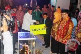 Bupati Balangan, H Sefek Effendie menyerahkan hadiah kepada  Perwakilan kafilah asal Kabupaten Balangan, Provinsi Kalimantan Selatan, Muhammad Rifa’i berhasil menjadi juara favorit pada Musabaqah Tilawatil Qru’an (MTQ) Nasional XXVIII Tingkat Provinsi Kalsel tahun 2015.H Sefek Effendie, di Paringin, Selasa (28/4) mengatakan sangat bangga atas keberhasilan putra dan putri daerah yang berhasil meraih prestasi di MTQ Nasional ini.(Foto Antaranews Kalsel/Roly Supriadi/humas/e)