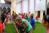 Sejumlah bapak warga Jemaat GPM Mahu mengikuti Lomba Tusuk Jarum yang diselenggarakan dalam rangka menyongsong hari jadi Wadah Perempuan. Keterlibatan kaum laki-laki dalam lomba yang biasanya hanya diikuti oleh kaum perempuan itu menunjukkan kuatnya kemitraan Perempuan dan Laki-Laki Gereja. (John Nikita Sahusilawane) 