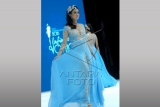 Model membawakan busana rancangan Lenny Ivylen bertema "Lavish Allure" dalam "Surabaya Fashion Parade 2015" di Tunjungan Plasa Surabaya, Jawa Timur, Rabu (29/4). Kegiatan tersebut diikuti 34 perancang nasional yang tergabung dalam Asosiasi Pengusaha Perancang Mode Indonesia (APPMI) dengan mengambil tema utama "Infinite Voyage". ANTARA FOTO/M Risyal Hidayat/ed/Spt/15