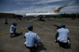 Pasukan melakukan simulasi pengamanan terhadap pesawat asing dalam latihan Rajawali Perkasa di Pangkalan TNI AU Halim Perdanakusuma, Jakarta, Kamis (30/4). Latihan yang melibatkan gabungan pasukan dari skuadron 2, 17, 31, dan 45 memfokuskan antisipasi pengamanan dan penyelamatan tamu kenegaraan dan VVIP yang melewati bandara tersebut. ANTARA FOTO/Rosa Panggabean/mes/15.