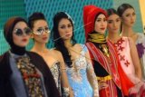 Sejumlah model berpose dengan mengenakan busana rancangan perancang yang tergabung dalam Asosiasi Pengusaha Perancang Mode Indonesia (APPMI) di Tunjungan Plasa Surabaya, Jawa Timur, Rabu (29/4). Kegiatan tersebut merupakan bagian dari "Surabaya Fashion Parade 2015" yang mengambil tema "Infinite Voyage" dengan melibatkan 34 desainer nasional. ANTARA FOTO/M Risyal Hidayat/ed/Spt/15