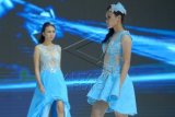 Model membawakan busana rancangan Lenny Ivylen bertema "Lavish Allure" dalam "Surabaya Fashion Parade 2015" di Tunjungan Plasa Surabaya, Jawa Timur, Rabu (29/4). Kegiatan tersebut diikuti 34 perancang nasional yang tergabung dalam Asosiasi Pengusaha Perancang Mode Indonesia (APPMI) dengan mengambil tema utama "Infinite Voyage". ANTARA FOTO/M Risyal Hidayat/ed/Spt/15