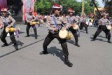 Tulungagung (Antara Jatim) - Sejumlah polisi wanita (polwan) unjuk kebolehan memainkan kesenian Tari Reog Kendang saat pembukaan pameran kepolisian dan aneka produk unggulan daerah bertema 