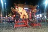 Pamekasan (Antara Jatim) - Pertunjukan barongsai di halaman Vihara Avalokitesvara, Pamekasan, Madura, Jawa Timur, Senin (6/4) malam. Kegiatan ini digelar dalam rangka memeriahkan perayaan memperingati lahirnya Dewi Kwam Im. FOTO/Abd Aziz/Uki