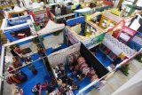 Surabaya (Antara Jatim) - Pengunjung mengamati sejumlah kerajinan hasil UKM unggulan sejumlah daerah saat pameran INAFEST Expo 2015 di Surabaya, Jawa Timur, Jumat (24/4). Pameran tersebut bertujuan mengangkat produk-produk unggulan UKM yang berasal dari sejumlah daerah di Indonesia agar dikenal masyarakat. foto Zabur Karuru/15/Chan.