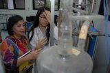 Surabaya (Antara Jatim) - Pengajar Program Studi Teknik Kimia Universitas Surabaya (Ubaya) Endang Srihari Mochni (kiri) memberi penjelasan kepada mahasiswanya ketika praktik di Laboratorium Fakultas Teknik Kimia, Ubaya, Surabaya, Jawa Timur, Selasa (7/4). Ubaya adalah satu-satunya Perguruan Tinggi Swasta (PTS) di Indonesia yang memperoleh akreditasi A dari Badan Akreditasi Nasional Perguruan Tinggi (BAN PT) di bawah Direktorat Jenderal Pendidikan Tinggi (Dikti). Foto Saiful Bahri/15/Chan.