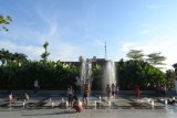 Surabaya (Antara Jatim) - Sejumlah anak kecil bermain air mancur di depan Balai Kota Surabaya, Jawa Timur, Minggu (5/4). Diduga terbatasnya tempat bermain  membuat anak-anak  di Surabaya memanfaatkan fasilitas umum untuk bermain.  FOTO Reswidya Singgih/SHP